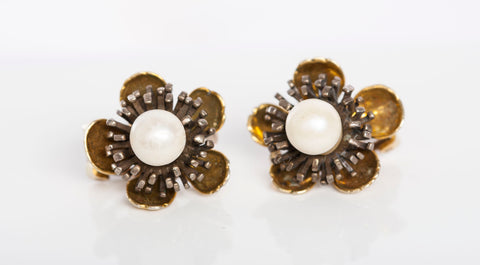 Ladies Vintage .800 Silver Flower Shaped Pearl Clip on Earrings