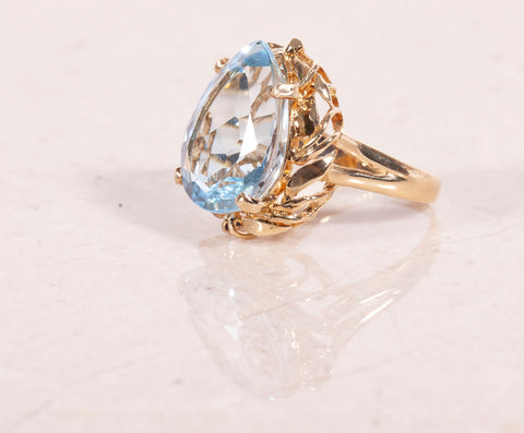 Ladies 18k Yellow Gold Pale Blue Pear Shaped Aquamarine Ring