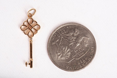 Ladies 18k Yellow Gold Knot Key Pendant