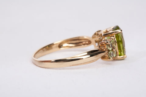 Ladies 10k Yellow Gold Oval Cut Peridot Cocktail Ring