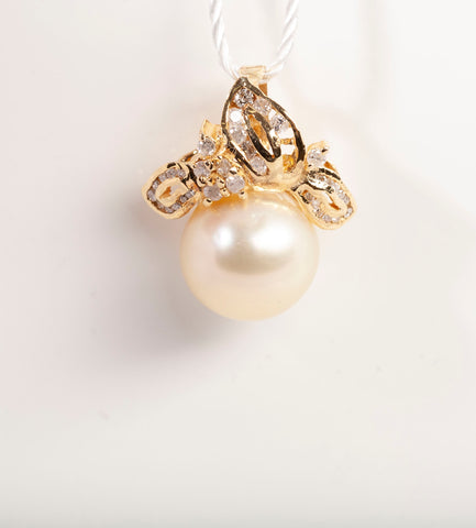 Ladies .31 TCW 14K Yellow Gold Diamond Pearl Pendant