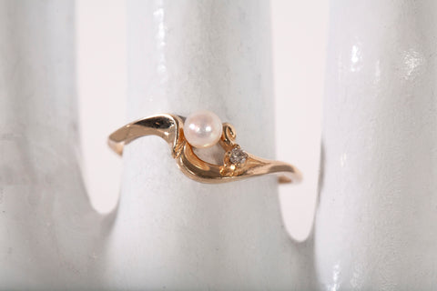 Ladies 10k Yellow Gold Dainty Pearl Ring