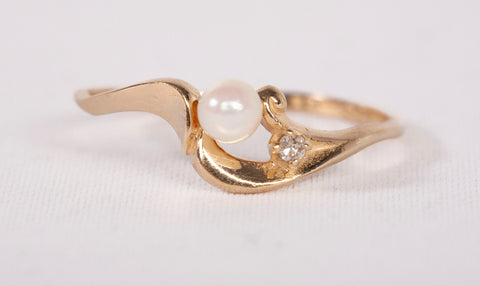 Ladies 10k Yellow Gold Dainty Pearl Ring