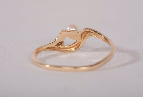 Ladies 10k Yellow Gold Dainty Pearl Ring