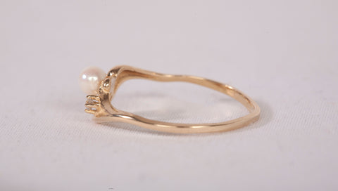Ladies 10k Yellow Gold Dainty Pearl Ring