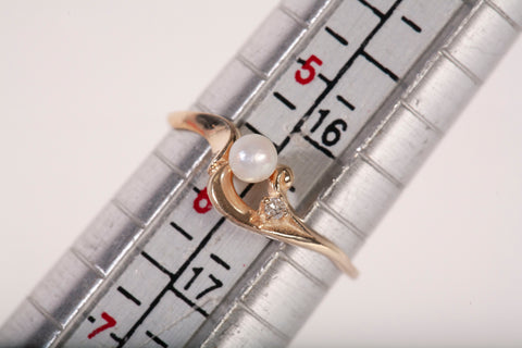 Ladies 10k Yellow Gold Dainty Pearl Ring