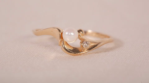 Ladies 10k Yellow Gold Dainty Pearl Ring