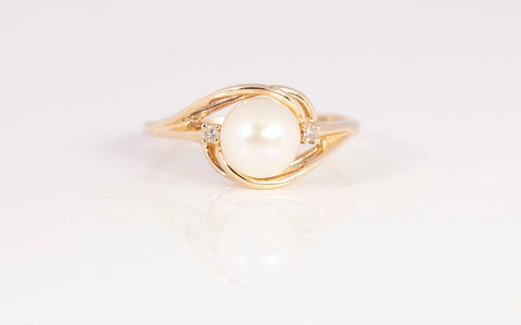 Ladies Dainty 14k Yellow Gold Fresh Water Pearl Ring