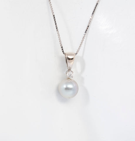 Ladies 14k White Gold Silver Saltwater Pearl with Diamond Accent Pendant